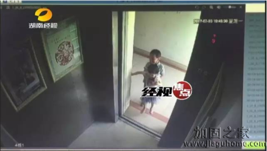 2歲女孩隨熊孩子出了電梯以后又被強行抱回電梯中獨自一人